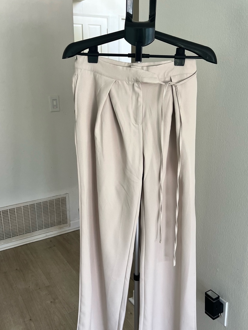 New never worn. Wide Leg Tie-Waist Pants - Cream size medium - Picture 3 of 9